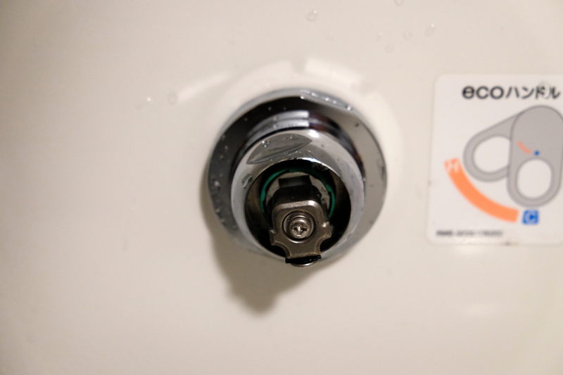 元栓のネジに残るハンドルの一部